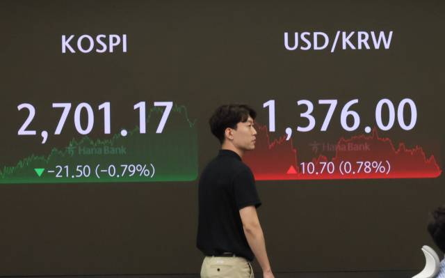 10일 서울 중구 하나은행 본점 딜링룸. 연합뉴스