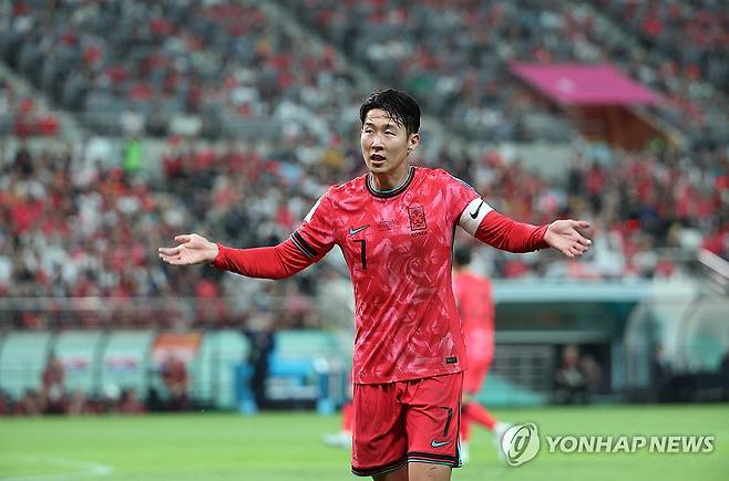 손흥민 '응원해주세요' (서울=연합뉴스) 임화영 기자 = 11일 서울월드컵경기장에서 열린 2026 북중미 월드컵 아시아 지역 2차 예선 C조 6차전 한국과 중국의 경기.
손흥민이 관중을 향해 응원을 유도하고 있다. 2024.6.11 hwayoung7@yna.co.kr