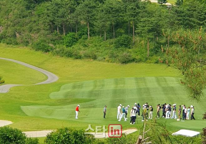멀리서 봐도 페어웨이 오르막, 내리막이 엄청 심한 남춘천 컨트리클럽.