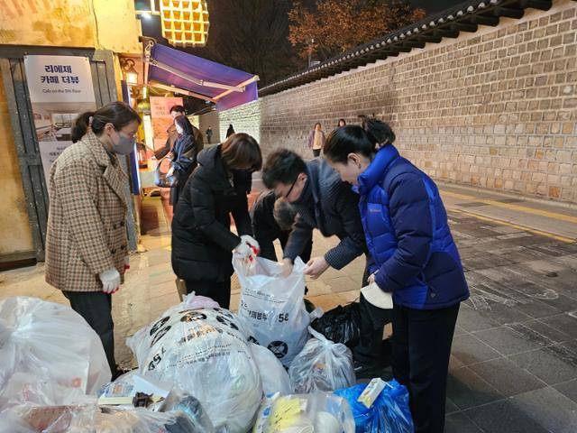지난 3월 6일 서울시 공무원들이 시청 인근 상가에서 종량제 봉투를 살펴보고 있다. 서울시 제공