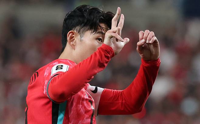 대한민국 축구 국가대표팀의 주장 손흥민이 지난 11일 서울월드컵경기장에서 열린 2026 국제축구연맹(FIFA) 북중미 월드컵 아시아 2차 예선 조별리그 C조 6차전 대한민국과 중국의 경기 전반전에서 중국 축구팬의 야유에 1차전 스코어인 3대0을 손으로 그려보이고 있다. /사진=뉴스1