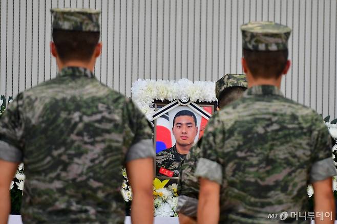 지난해 7월20일 경북 포항시 해병대 1사단 내 김대식 관에 마련된 고 채수근 일병 빈소에서 해병들이 헌화와 분향을 하고 있다. /사진=뉴스1