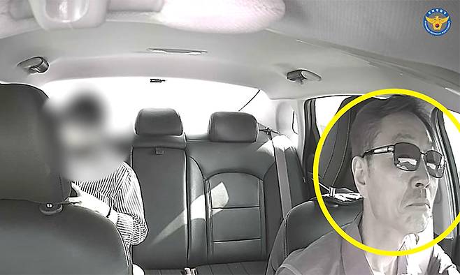 지난 10일 택시기사 김상오씨가 보이스피싱 수거책으로 의심되는 승객을 관찰하고 있다. 경북경찰청 제공