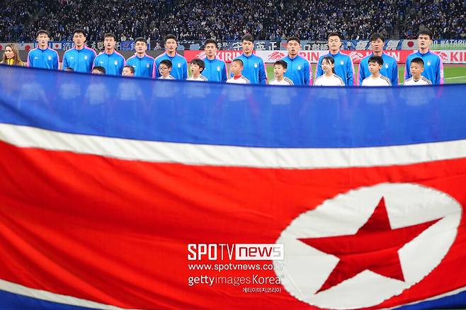 ▲ 북한이 2026 월드컵 2차 예선을 뚫어 냈다. 11일(한국시간) 라오스 비엔티엔에서 열린 2026 국제축구연맹(FIFA) 북중미 월드컵 아시아 지역 2차 예선 B조 6번째 경기에서 미얀마를 4-1로 대파했다. 북한은 2차 예선 마지막 경기 승리로 승점을 9점으로 쌓아 시리아(7점)를 끌어내리고 2위로 일본(18점)과 함께 3차 예선 진출 자격을 얻었다. 사진은 지난 3월 일본 원정 경기를 나선 북한 남자 축구 대표팀.