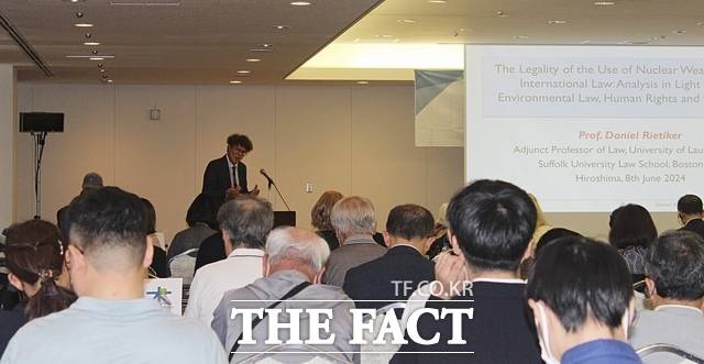 제2주제 1945년 미국의 핵무기 투하 이후의 국제법 주제 발표를 하고 있는 다니엘 리티커 스위스 로잔대학교 부교수. / 히로시마 = 나윤상 기자