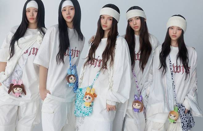 무라카미 다카시와의 협업으로 센세이션을 일으키고 있는 ‘슈퍼내추럴(Supernatural)’의 가방 앨범. 뉴진스.