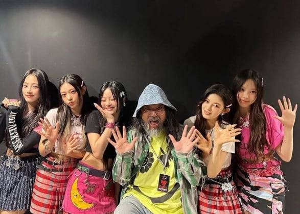 평소 뉴진스의 빅 팬임을 밝혀온 무라카미 다카시. 팬심을 담아 이번 뉴진스 X 무라카미 협업을 디자인했다고 말하며, 자신의 인스타그램을 통해 적극적으로 홍보해왔다. @takashipom