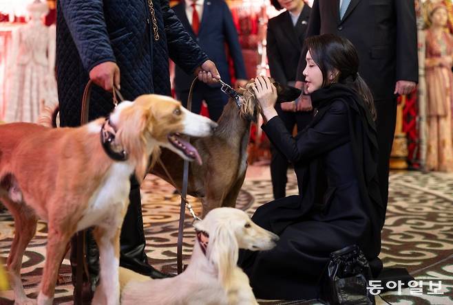 카자흐스탄을 국빈 방문 중인 윤석열 대통령과 김건희 여사가 12일(현지 시각) 카자흐스탄 아스타나 국립 아카데미 ‘칼리벡 쿠아느쉬 드라마 극장’ 로비 카자흐스탄 전통 이동식 가옥 ‘유르트’ 앞에서 카심-조마르트 토카예프 카자흐스탄 대통령이 기르는 강아지를 소개받고 있다. 아스타나=최혁중 기자 sajinman@donga.com