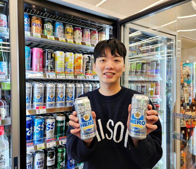 편의점 CU가 판매 중인 2,000원짜리 '영웅맥주'. 여름이 다가오면서 매출이 늘고 있다. BGF리테일 제공