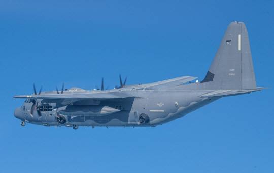 2023년2월 한미 연합 특수작전 훈련에 투입된 미 최신형 특수전 항공기 AC-130J. 날개 밑에 헬파이어 미사일을 장착하고 있다. 합동참모본부 제공