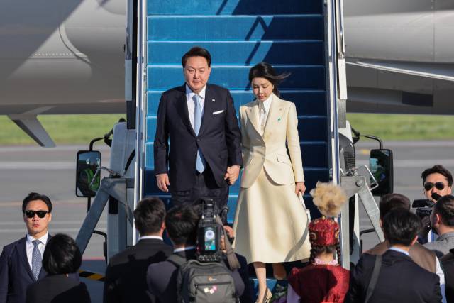 ▲카자흐스탄을 국빈 방문하는 윤석열 대통령과 김건희 여사가 11일(현지시간) 카자흐스탄 아스타나 국제공항에 도착해 전용기인 공군 1호기에서 내리고 있다. ⓒ연합뉴스