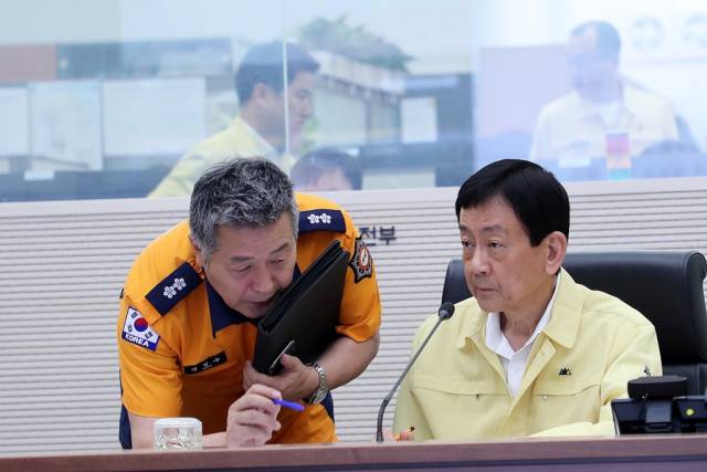 ▲ 진영 당시 행정안전부 장관이 2019년 5월 30일 오전 중앙재난안전상황실에서 헝가리 다뉴브 강 유람선 침몰 사고와 관련해 영상회의를 개최하고 있다. ⓒ행정안전부