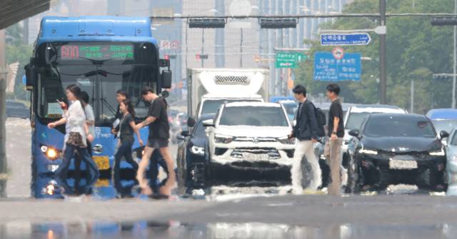 전국 대부분의 낮 기온이 30도 이상의 무더운 날씨를 보이는 11일 서울 영등포구 여의대로에 아지랑이가 피어오르고 있다.연합뉴스