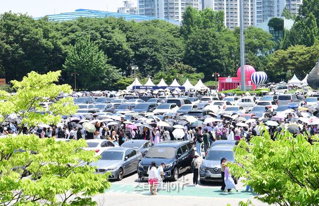 ‘2024 페스타’를 찾은 팬들이 입장을 위해 주차장까지 나와 대기하고 있다. 사진ㅣ유용석 기자