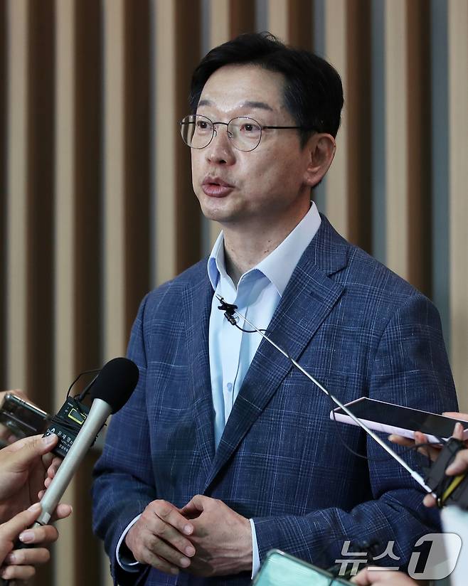 김경수 전 경남도지사가 14일 오전 인천국제공항 2터미널에서 런던으로 출국하기에 앞서 취재진과 인터뷰를 하고 있다. 2024.6.14/뉴스1 ⓒ News1 오대일 기자