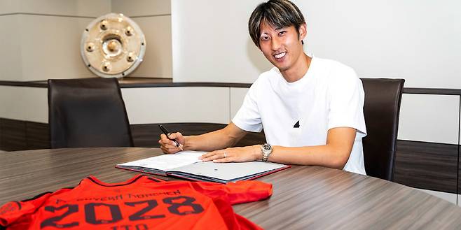 바이에른 뮌헨이 일본 국가대표 수비수 이토 히로키를 영입했다. 일반적으로 새로운 선수가 영입되면 팬들이 많은 환영과 응원을 보내지만 히로키 영입을 두고는 바이에른 팬심이 분노하고 있다. 히로키 영입 후 마타이스 데 리흐트가 방출될 가능성이 높아졌기 때문이다. 사진=바이에른