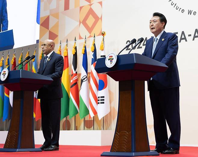 윤석열 대통령과 아프리카연합(AU) 의장인 무함마드 울드 가주아니 모리타니아 대통령이 지난 4일 경기 고양시 킨텍스에서 한-아프리카 정상회의 공동언론발표를 하고 있다. /대통령실