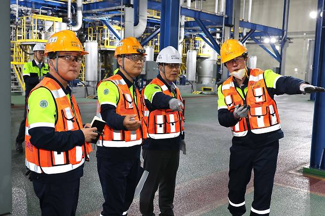 장인화 포스코그룹 회장이 지난달 21일 세종에 위치한 포스코퓨처엠 천연흑연 음극재 공장을 둘러보고 있다. / 포스코홀딩스 제공