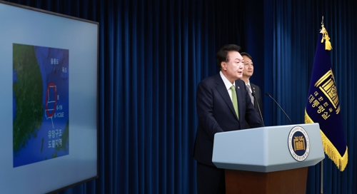 윤석열 대통령이 3일 오전 서울 용산 대통령실 청사 브리핑실에서 열린 국정브리핑에 참석해 동해 석유·가스 매장과 관련해 설명하고 있다. 윤 대통령 오른쪽은 국정브리핑에 배석한 안덕근 산업통상자원부 장관. 연합뉴스