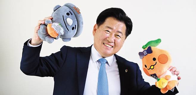 오영훈 제주특별자치도지사가 11일 서울 여의도 국회 앞 한 카페에서 헤럴드경제-코리아헤럴드와 공동인터뷰에 앞서 제주도를 상징하는 마스코트인 르방이와 라봉이를 들어보이며 기념촬영을 하고 있다. 이상섭 기자