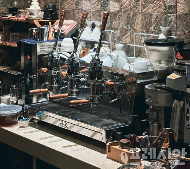 ▲ 에스프레소 머신은 고압을 이용해 짧은 시간에 커피를 추출해 진하고 풍부한 맛의 커피를 추출한다. ⓒ 프레시안(문상윤)