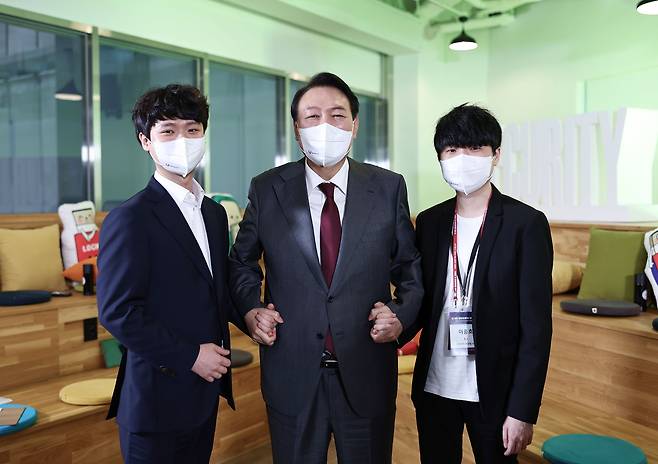 2022년 7월 13일 윤석열 대통령이 13일 경기 성남시 판교 제2테크노밸리 기업지원 허브에서 사이버 인력 양성 간담회를 마친 후 박찬암 스틸리언 대표(왼쪽), 이종호 토스 보안기술팀 리더와 기념촬영하고 있다. /대통령실