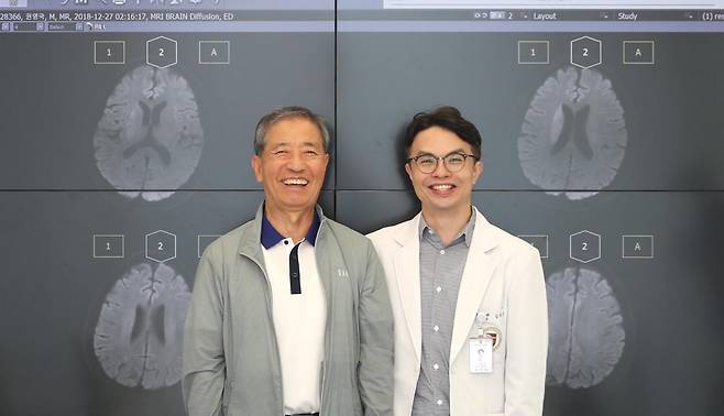 심한 피로감과 한쪽 마비 증세가 나타나며 뇌경색이 온 권영국 씨(왼쪽)는 막힌 혈관을 뚫는 시술을 받은 뒤 후유증을 없애기 위해
지독하게 운동했다. 권 씨를 응급 시술한 김치경 고려대 구로병원 신경과 교수(오른쪽)는 후유증이 거의 남지 않았다며 그의 노력을
높이 평가했다. 배경은 권 씨의 시술 전후 뇌 CT 사진. 고려대 구로병원 제공