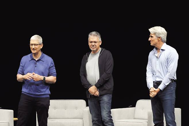 10일(현지시간) 미국 캘리포니아 쿠퍼티노에 있는 본사인 애플파크에서 열린 연례 세계개발자회의(WWDC)에서 애플 수뇌부들이 발표하고 있다. 왼쪽부터 팀 쿡 최고경영자(CEO), 존 지아난드레아 기계학습 AI 부문 수석 부사장, 크레이그 페더리기 소프트웨어 엔지니어링 부문 수석 부사장.