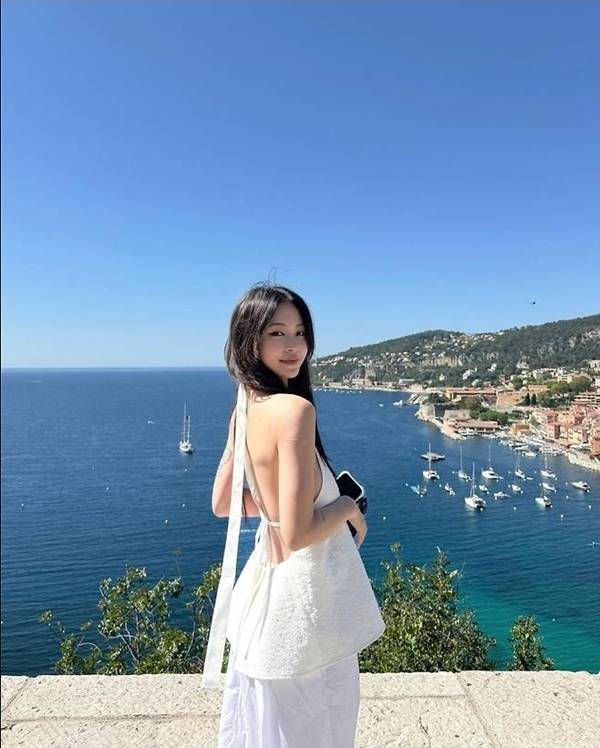 배우 한예슬이 14일 자신의 인스타그램을 통해 “프렌치 리비에라에서 꿈꾸는 중”이라는 글과 함께 다수의 사진을 공개해 화제를 모았다./사진=SNS