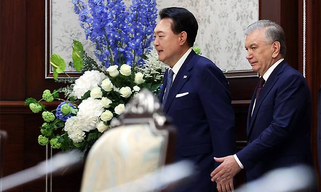 윤석열 대통령이 14일(현지시간) 타슈켄트 대통령궁 영빈관에서 열린 샤브카트 미르지요예프 우즈베키스탄 대통령과의 한·우즈베키스탄 확대정상회담에 입장하고 있다. 연합뉴스