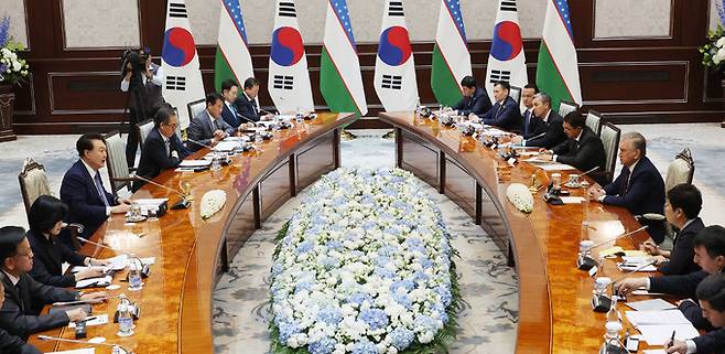 윤석열 대통령과 샤브카트 미르지요예프 우즈베키스탄 대통령이 14일(현지시간) 우즈베키스탄 타슈켄트의 대통령궁에서 확대정상회담를 하고 있다. 대통령실사진기자단