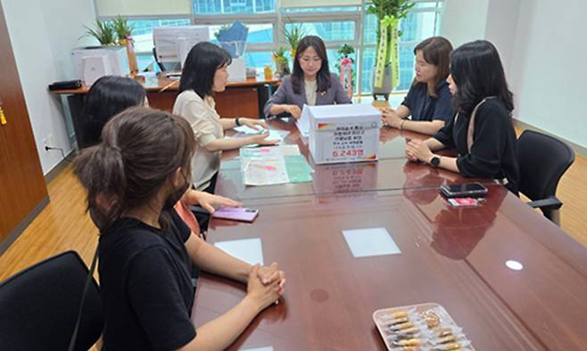 더불어민주당 백승아 의원과 교사노조 소속 교사들이 지난 12일 교사에 대한 무고성 정서적 아동학대 신고 피해 문제에 대해 논의하고 있다. 교사노조 제공