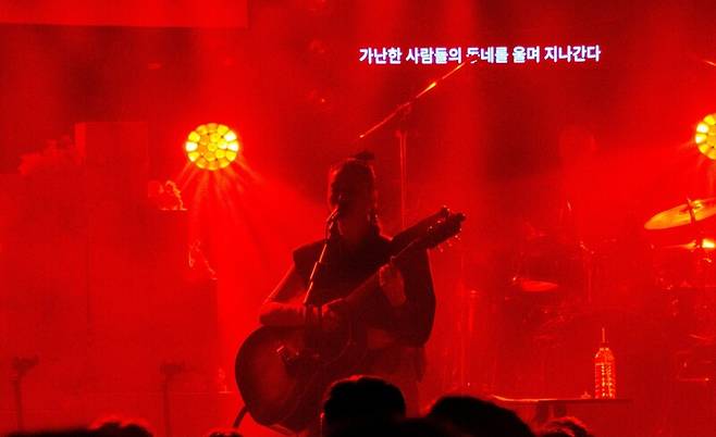 가수 이랑이 ‘늑대가 나타났다’ 노래를 부르며 공연하는 모습. 이랑 제공