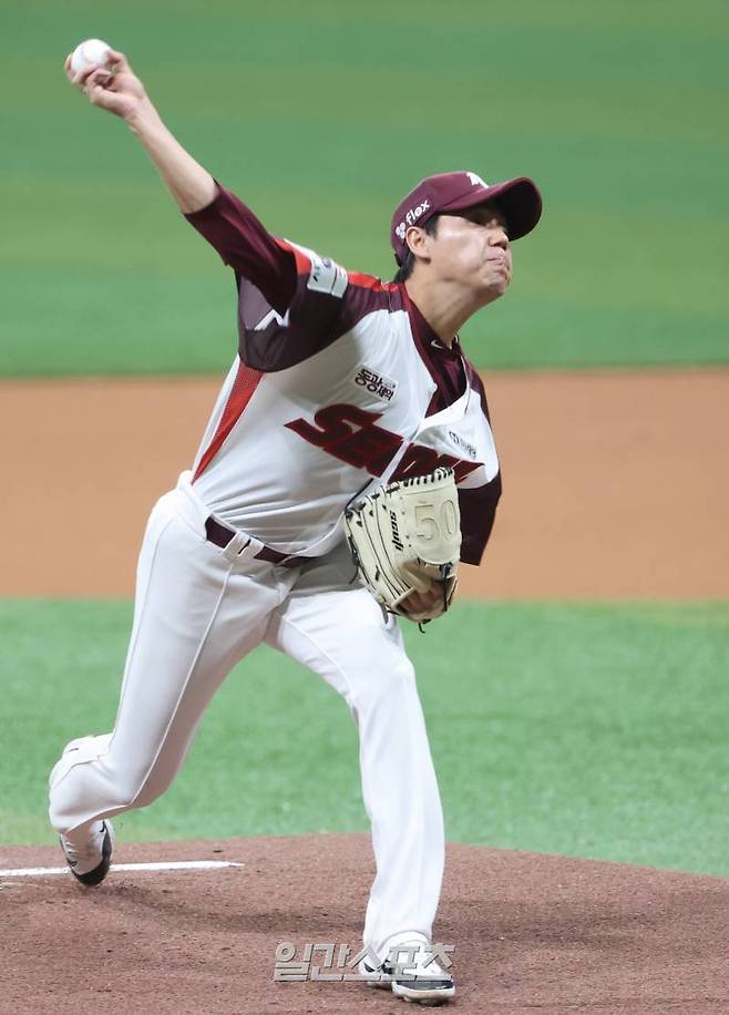 2024 KBO리그 프로야구 키움히어로즈와 두산베어스의 경기가 16일 오후 서울 고척스카이돔에서 열렸다. 키움 선발 하영민이 등판해 공을 던지고 있다. 고척=김민규 기자 mgkim1@edaily.co.kr