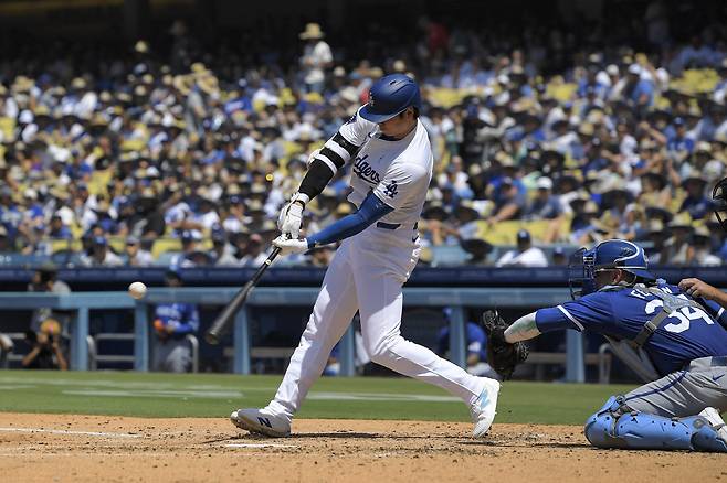 LA 다저스 오타니 쇼헤이가 17일(한국시각) 캔자스시티 로열스와의 홈경기에서 6회말 우월 솔로홈런으로 터뜨리고 있다. AP연합뉴스