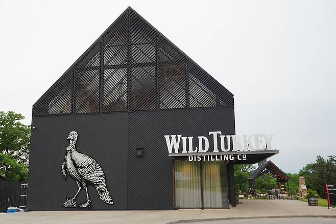 미국 켄터키주 로렌스버그에 자리잡은 와일드 터키 비지터 센터. /유진우 기자