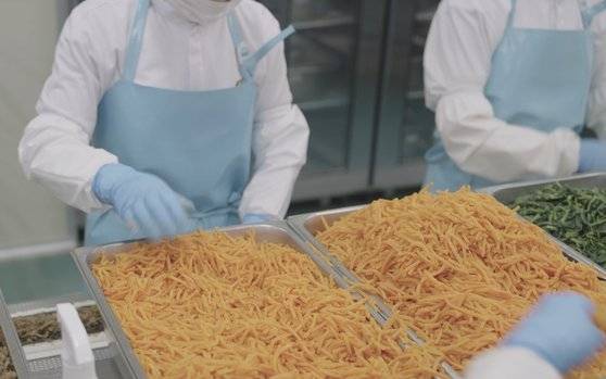 경남 하동군의 냉동김밥 제조업체 '복을 만드는 사람들(주)' 공장에서 직원들이 김밥을 말고 있다. 사진 복을 만드는 사람들(주)