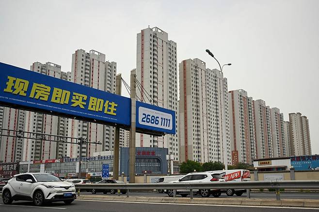이달 초 중국 톈진의 주택단지 근처 도로에 '입주 준비 완료 아파트'라고 쓰인 광고판이 내걸려 있다. AFP=연합뉴스