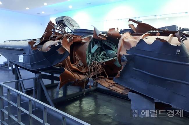 1998년 격침된 북한의 대남 침투 장비인 반잠수정 실물. 이 잠수정은 6~8명 정도가 탑승할 수 있으며 길이 12.53m, 폭 2.95m, 높이 1.4m, 무게 11.5t, 속도는 40~50노트로 바닷물에 반쯤 잠긴 상태로 이동할 수 있다. /박대성 기자