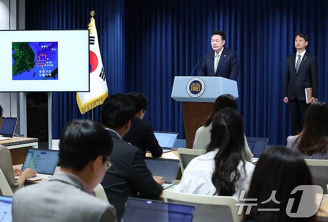 윤석열 대통령이 3일 용산 대통령실 청사에서 열린 첫 국정브리핑에서 "포항 영일만 앞바다에서 막대한 양의 석유와 가스가 매장돼 있을 가능성이 높다는 물리탐사 결과가 나왔다"고 발표하고 있다. 2024.6.3/뉴스1 ⓒ News1 송원영 기자