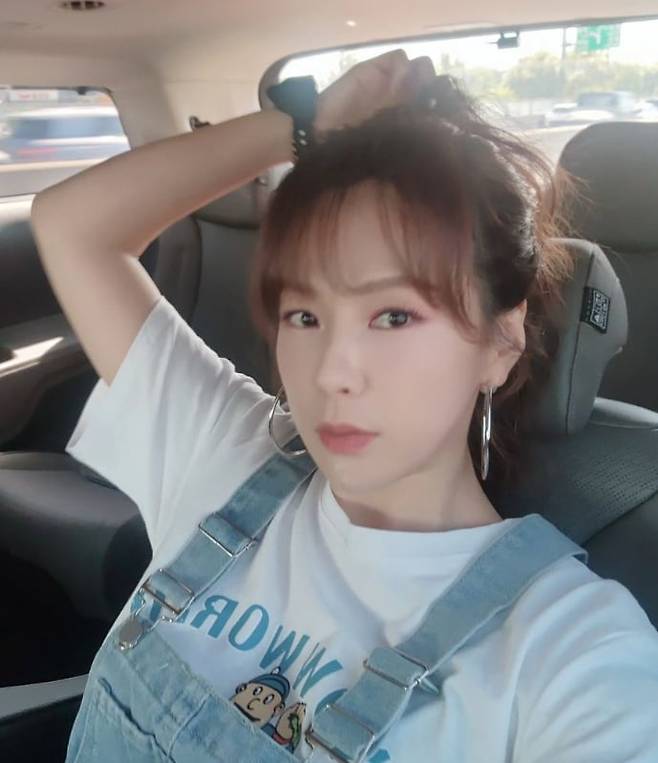 Y2K 시대 인기 여성 솔로 가수인 채연의 심볼이었던 링 귀걸이. 최근 링 귀걸이를 일상과 공식 석상에서 연출한 룩을 자신의 SNS에서 보여주고 있다. @chaeyeon_lee