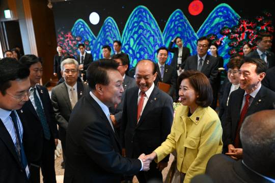 지난 6월3일 서울 중구 신라호텔에서 열린 '2024 한·아프리카 정상회의' 환영 만찬에 앞서 열린 리셉션에서 윤석열 대통령이 국민의힘 황우여 비상대책위원장, 나경원·김석기 의원 등과 인사하고 있다.<대통령실 제공·연합뉴스 사진>