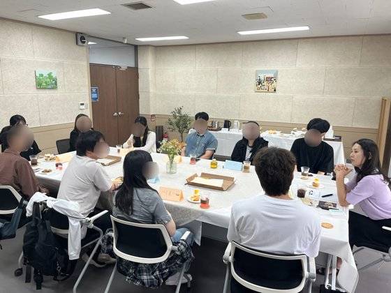 ▲ 서울과기대 재학생들이 마음나눔 카페 ‘오늘, 커피한잔’에서 담소를 나누고 있다.