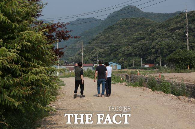 삼성전기 임우재(가운데) 전 부사장이 이달 초 <더팩트>와 단독 인터뷰 뒤 지인(왼쪽)이 피해를 호소하고 있는 현장에 동행하고 있다./유명식 기자