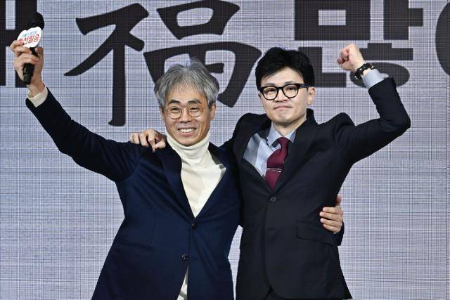 지난 1월 17일 한동훈(오른쪽) 당시 국민의힘 비상대책위원장과 김경율 비상대책위원이 서울 마포구 케이터틀에서 열린 서울시당 신년인사회에서 손을 들어 올리고 있다. 정다빈 기자