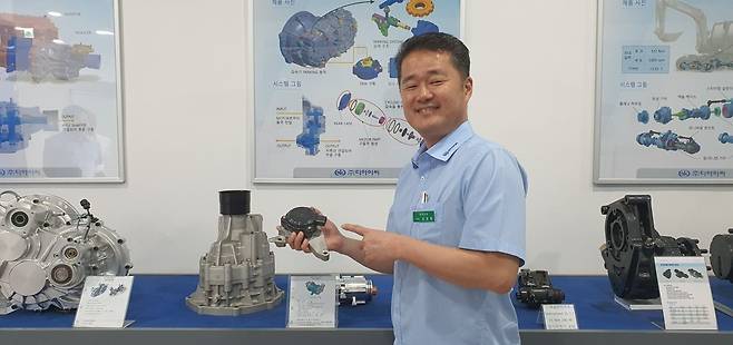 김정렬 디아이씨 대표가 자사 생산 제품 앞에서 포즈를 취하고 있다. 사진=이미경 기자