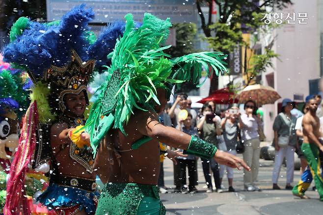 19일 서울 중구 명동 유네스코 거리에서 롯데월드 어드벤처 연기자들이 여름 축제 시즌 맞이 삼바 댄스 공연을 하고 있다. 정효진 기자