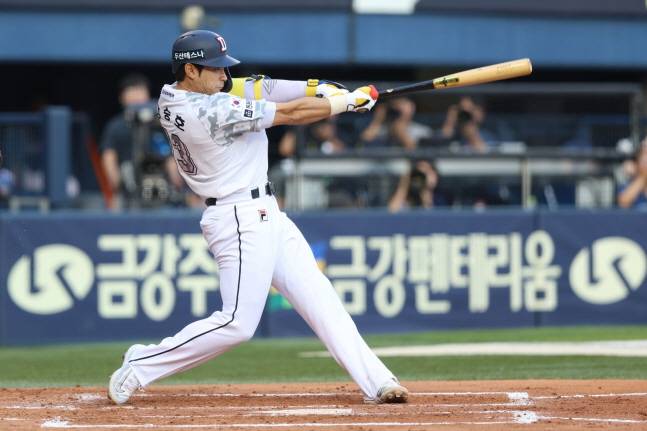 강승호가 19일 NC전 2회말 스리런 홈런을 날리고 있다. /사진=두산 베어스 제공