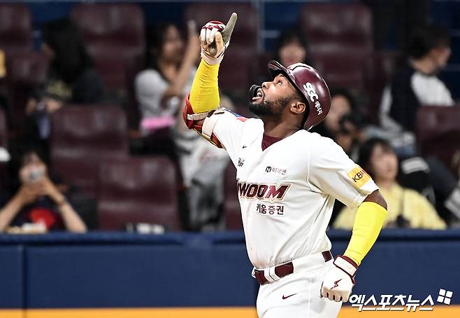 12일 오후 서울 구로구 고척스카이돔에서 열린 '2024 신한 SOL Bank KBO리그' 롯데 자이언츠와 키움 히어로즈의 경기, 4회말 2사 1루 키움 도슨이 투런 홈런을 날린 후 그라운드를 돌고 있다. 엑스포츠뉴스DB