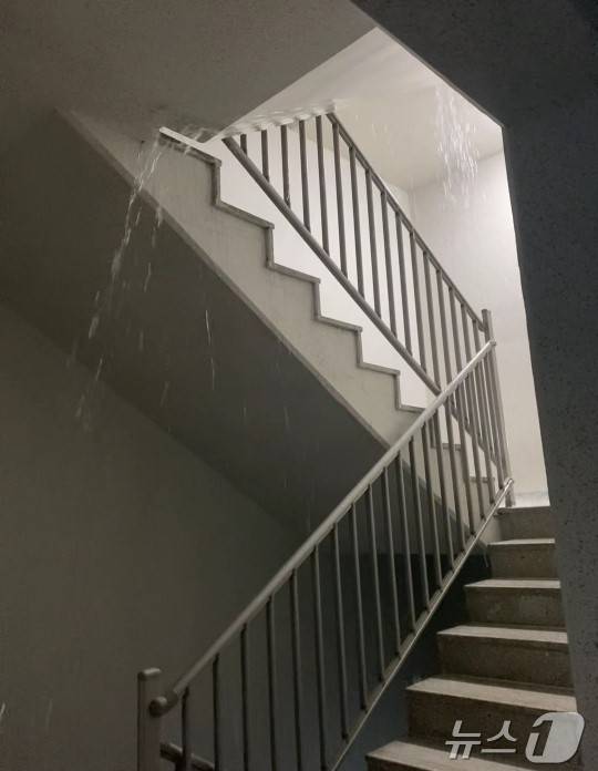 지난 18일 대구 북구 고성동 한 신축아파트의 배수관이 터져 물이 흘러 내리고 있다.(대구 북구 민원시스템 갈무리)